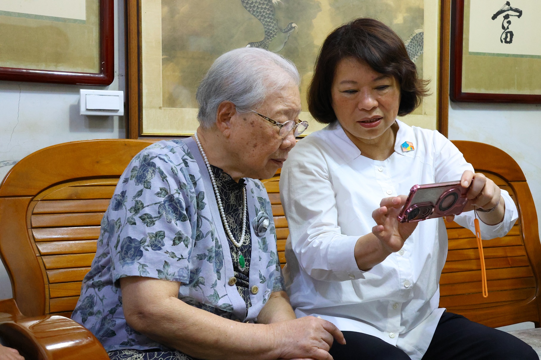 0 黃敏惠市長與陳黃血阿嬤互動溫馨 (2).JPG