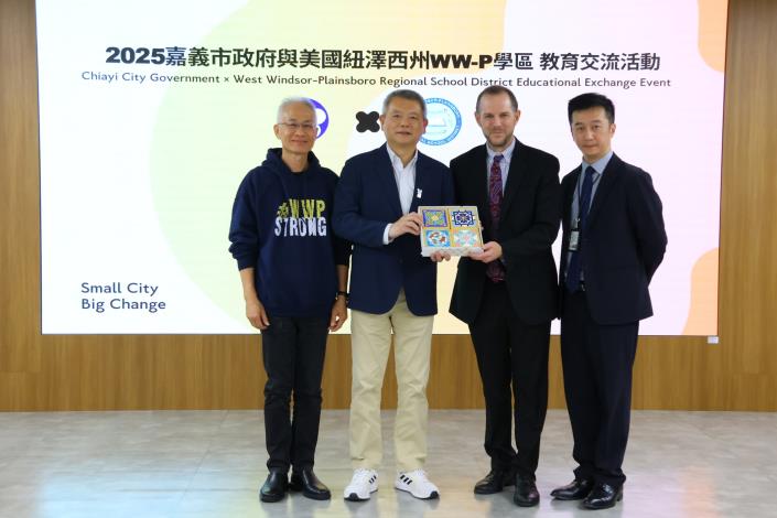 0 林瑞彥副市長代表致贈具嘉義市城市特色的紀念品.JPG