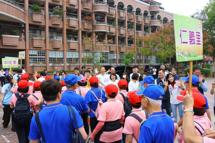 0 市長為健走民眾加油 (3).JPG