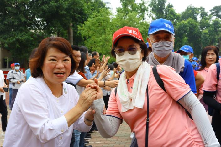 0 市長為健走民眾加油 (1).JPG