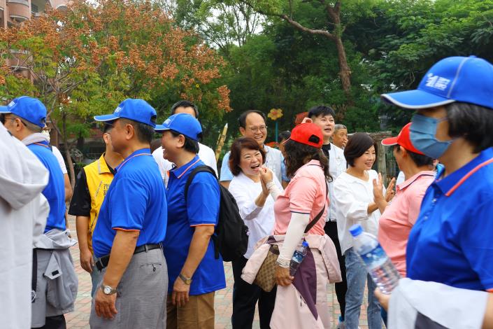 0 市長為健走民眾加油 (2).JPG