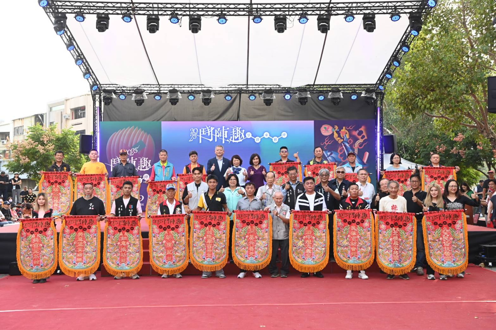 A 黃敏惠市長為各陣藝團隊致贈錦旗