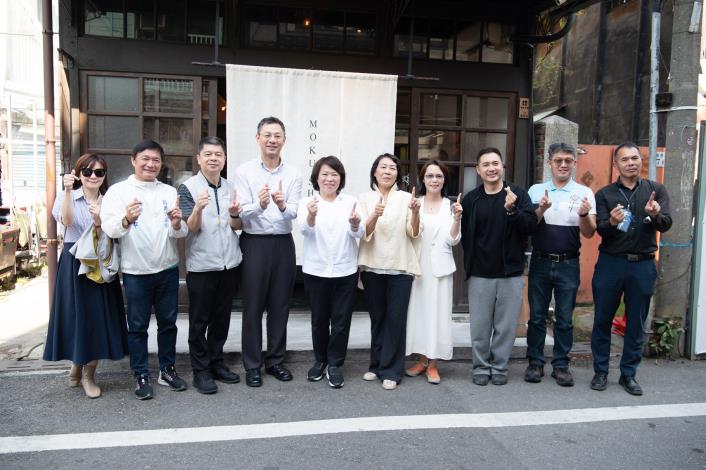 0_黃敏惠市長參觀嘉有木屋模型展 (5)