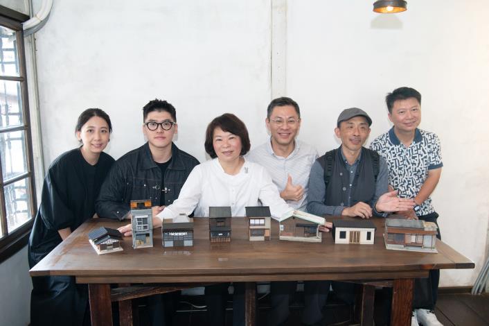 0_黃敏惠市長參觀嘉有木屋模型展 (4)