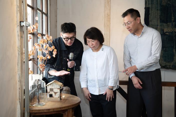 0_黃敏惠市長參觀嘉有木屋模型展 (1)