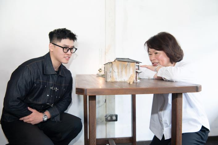 0_黃敏惠市長參觀嘉有木屋模型展 (3)