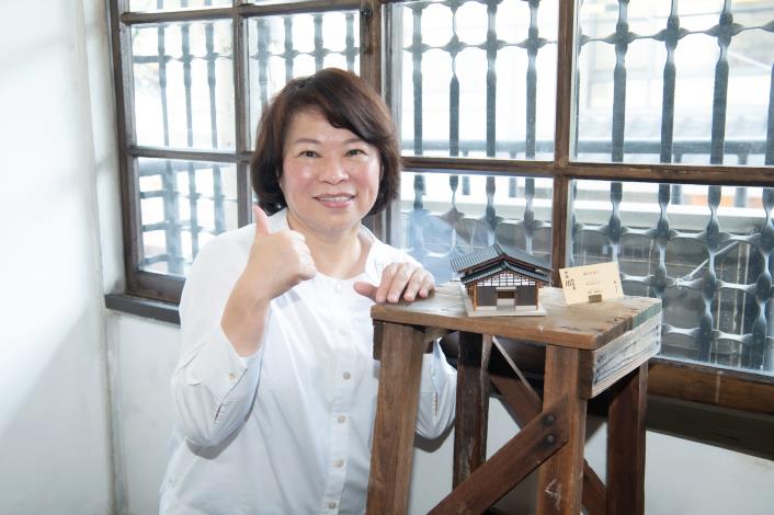 0_黃敏惠市長參觀嘉有木屋模型展 (2)