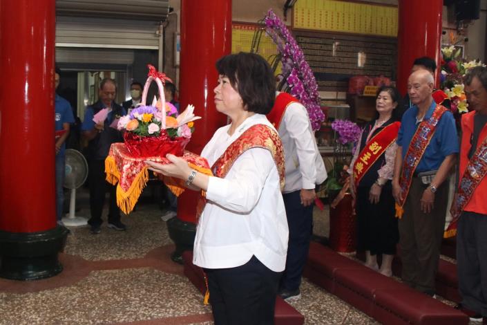 市長黃敏惠虔誠獻花.JPG