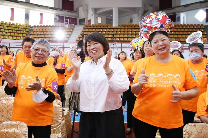 0_黃敏惠市長與長者齊聚同樂 (2).JPG