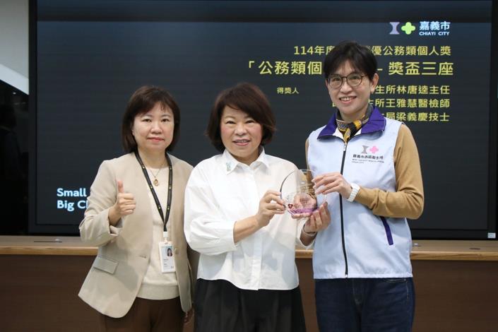 轉呈市長黃敏惠114年度防疫績優獎─公務類個人獎 (2).JPG