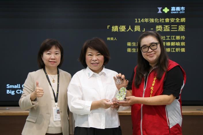 轉呈市長黃敏惠強化社會安全網計畫─114年績優人員獎項 (2).JPG