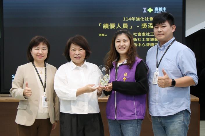 轉呈市長黃敏惠強化社會安全網計畫─114年績優人員獎項 (3).JPG
