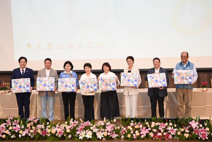 0_黃敏惠市長代表嘉義市致贈伴手禮 (1)