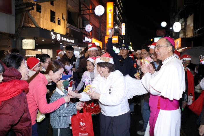 0_黃敏惠市長分送糖果與祝福 (3).JPG