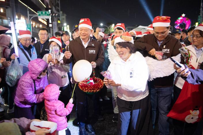 0_黃敏惠市長分送糖果與祝福 (4)