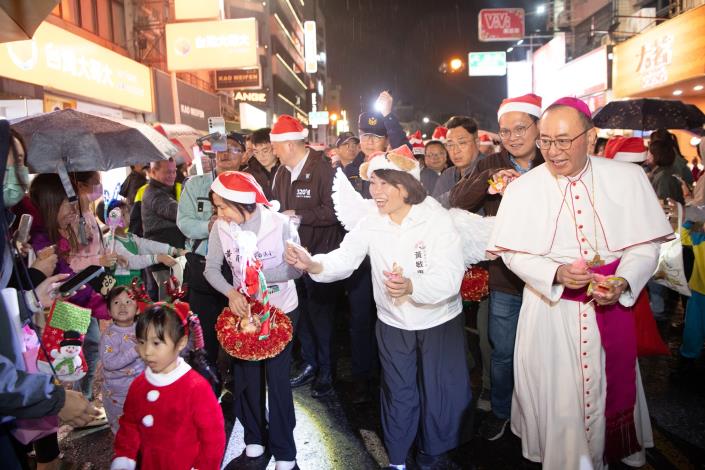 0_黃敏惠市長分送糖果與祝福 (1)