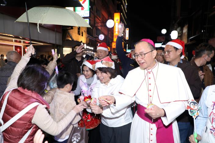 0_黃敏惠市長分送糖果與祝福 (2).JPG