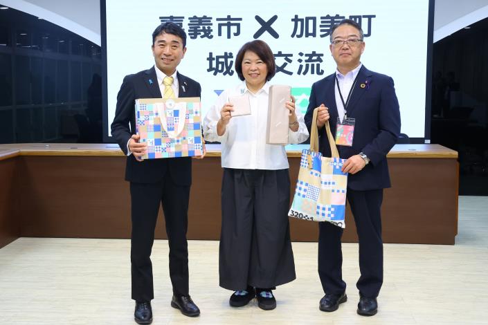 0 黃敏惠市長及加美町長石山敬貴(右2)、味上庄一郎(右1)合影.JPG