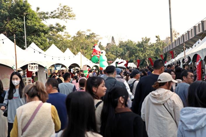 0 今日開嘉市集 人潮眾多.JPG