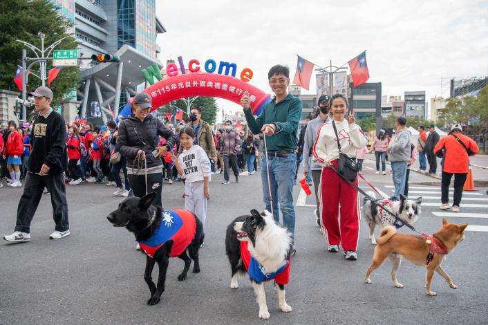 0 有民眾帶著穿上國旗裝的毛小孩一同迎新