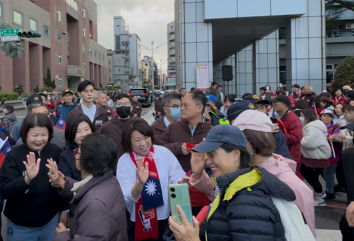 0 黃敏惠市長為健走民眾一一加油