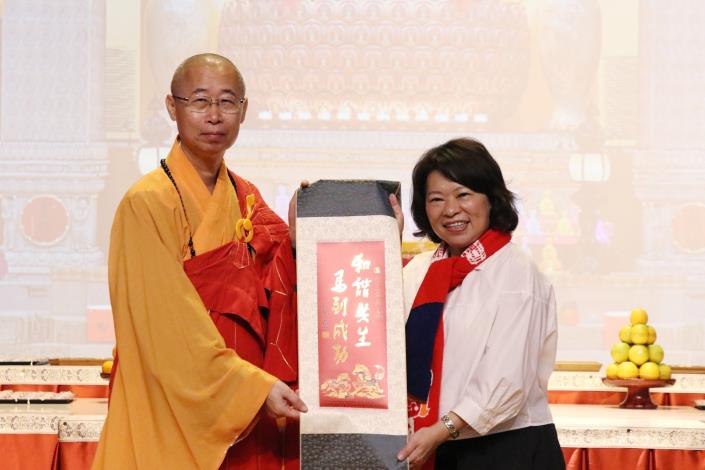 市長黃敏惠與覺於法師合照.JPG