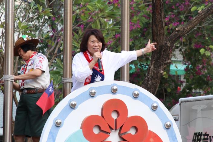 0fb_市長黃敏惠和現場市民開心拜年 (2).JPG