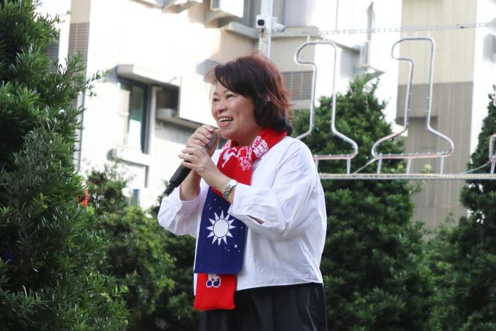 市長黃敏惠和現場市民開心拜年 (1).JPG