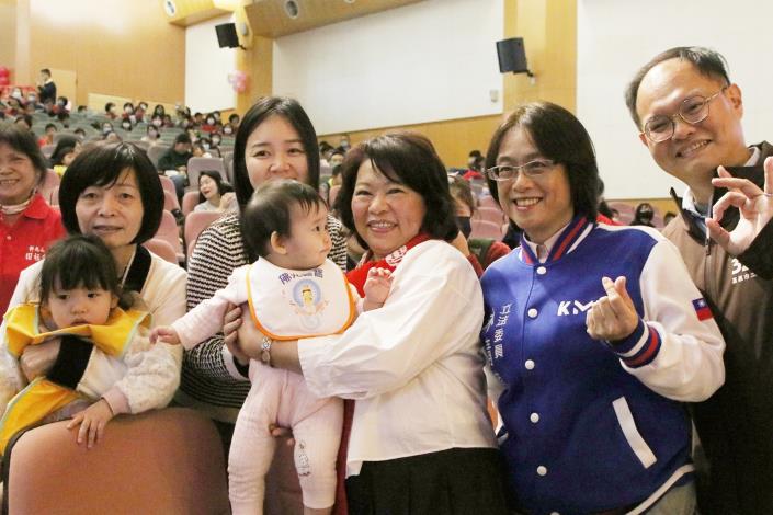 0fb_市長黃敏惠與市民開心合照 (2).JPG