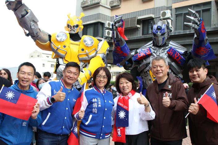 0fb_與精忠新城社區「變形金剛」合照.JPG