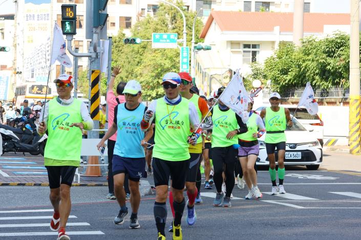 0 「為公益而跑盲人環台活動」盲人環台行動 元旦跑抵嘉義市政府.JPG