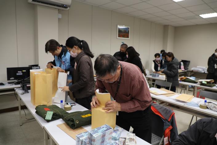 0_市長黃敏惠前往臺灣銀行嘉義分行點交現鈔，確保發放作業安全無虞 (5).JPG