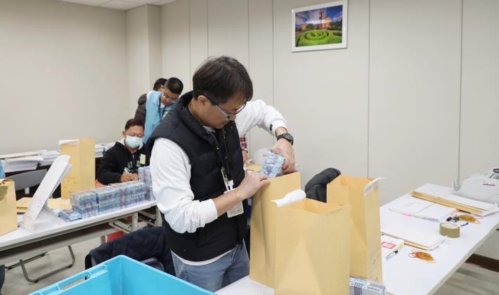 0_市長黃敏惠前往臺灣銀行嘉義分行點交現鈔，確保發放作業安全無虞 (8)