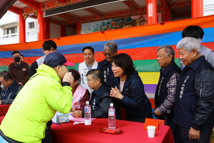 0 黃敏惠市長協助發放冬令救濟物資、慰問金.JPG