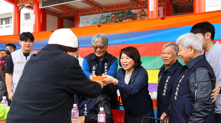 0 黃敏惠市長協助發放冬令救濟物資、慰問金