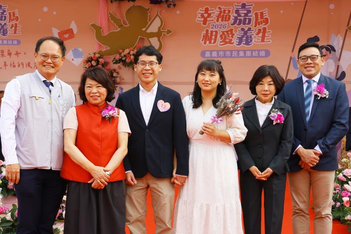 0 黃敏惠市長與新人簡嘉呈與吳姿螢合影.JPG