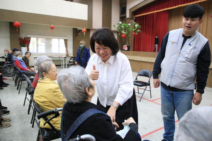 0_黃敏惠市長關心長輩 (1).JPG
