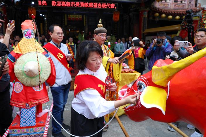 0_嘉邑祀典大天宮丙午年迎春禮 黃敏惠市長為芒神 春牛點睛 (6).JPG