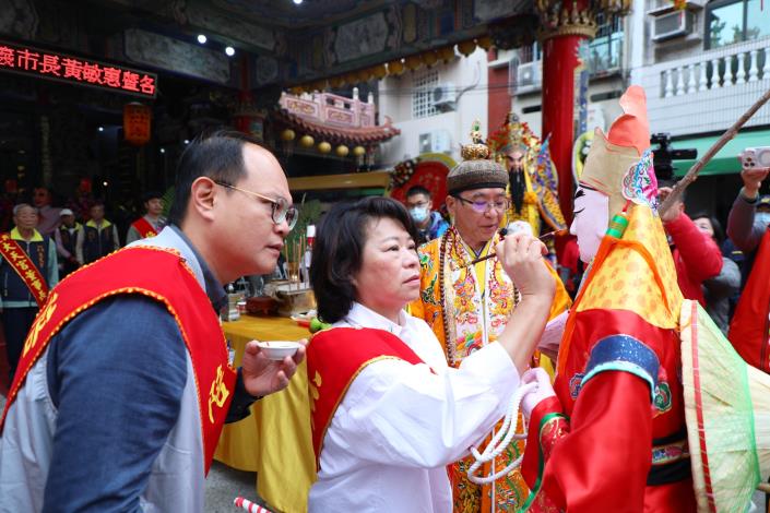 0_嘉邑祀典大天宮丙午年迎春禮 黃敏惠市長為芒神 春牛點睛 (5).JPG