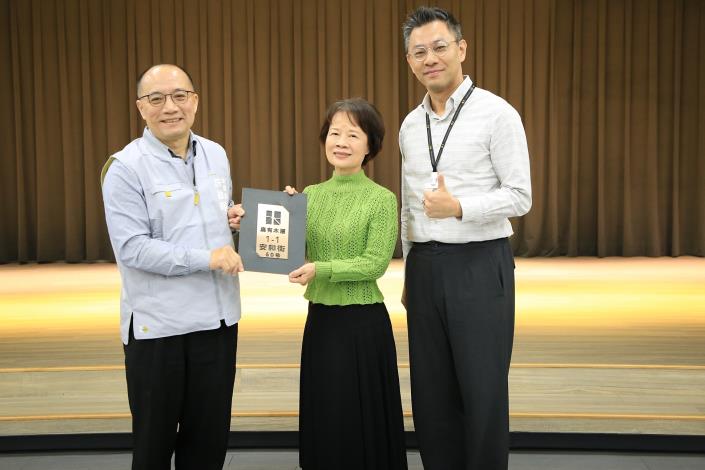 0fb_頒發第二期嘉有木屋門牌 (2).JPG