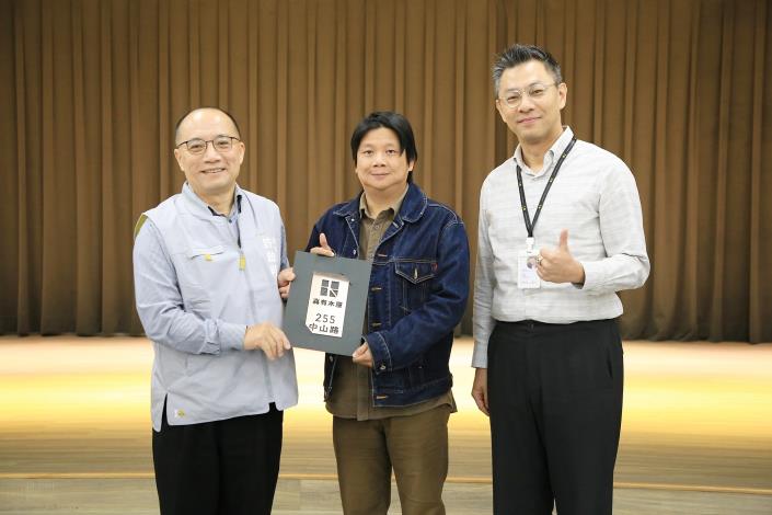 0fb_頒發第二期嘉有木屋門牌 (3).JPG