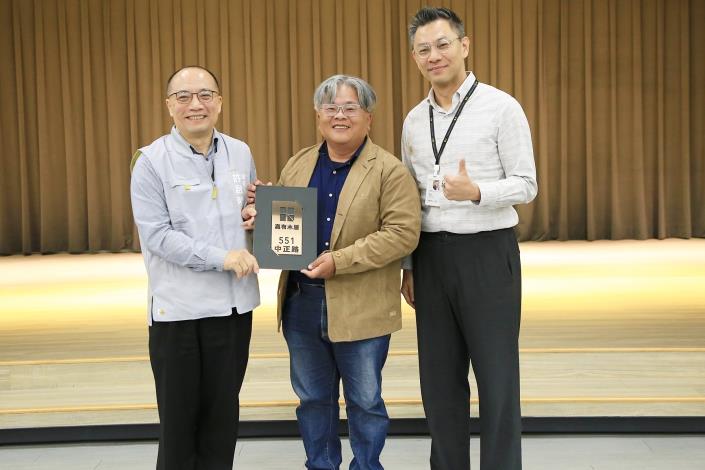 0fb_頒發第二期嘉有木屋門牌 (1).JPG