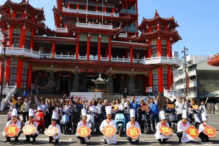 0 黃敏惠市長帶領市府團隊偕工作人員共同出發送年菜傳愛 (2).JPG