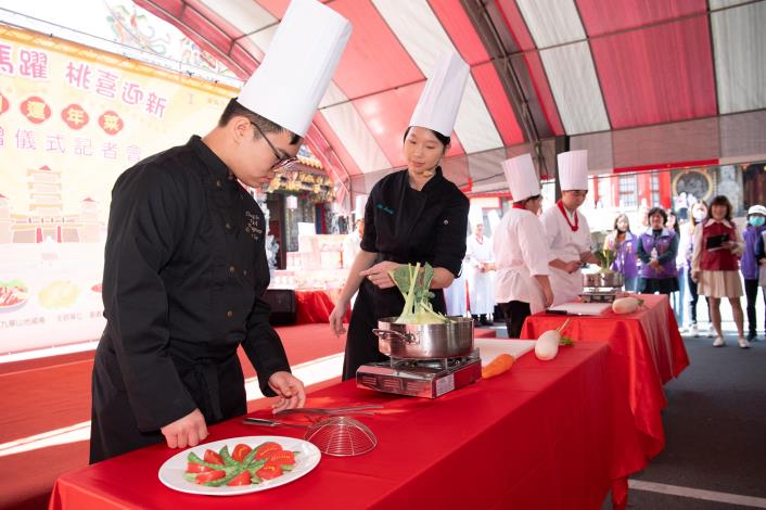0 崇仁醫護管理專科學校餐飲管理科的學生表演年菜上菜秀 (2)
