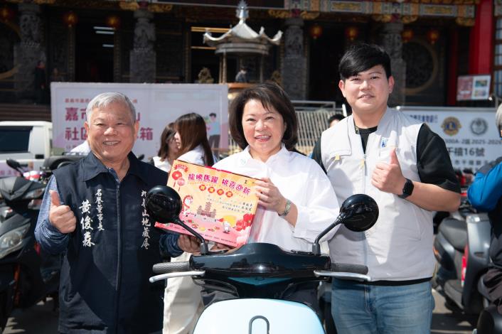 0 黃敏惠市長帶領市府團隊送年菜傳愛