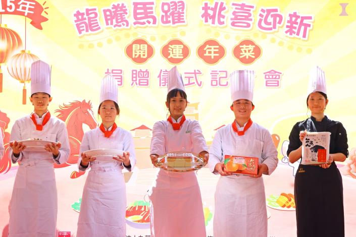 0 崇仁醫護管理專科學校餐飲管理科的學生表演年菜上菜秀 (1).JPG