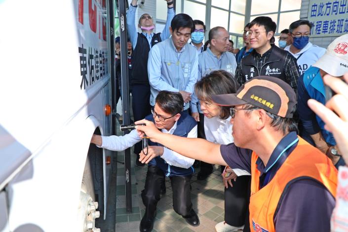 0_黃敏惠市長視察嘉義火車站、先期轉運中心確保春節疏運安全 (2).JPG