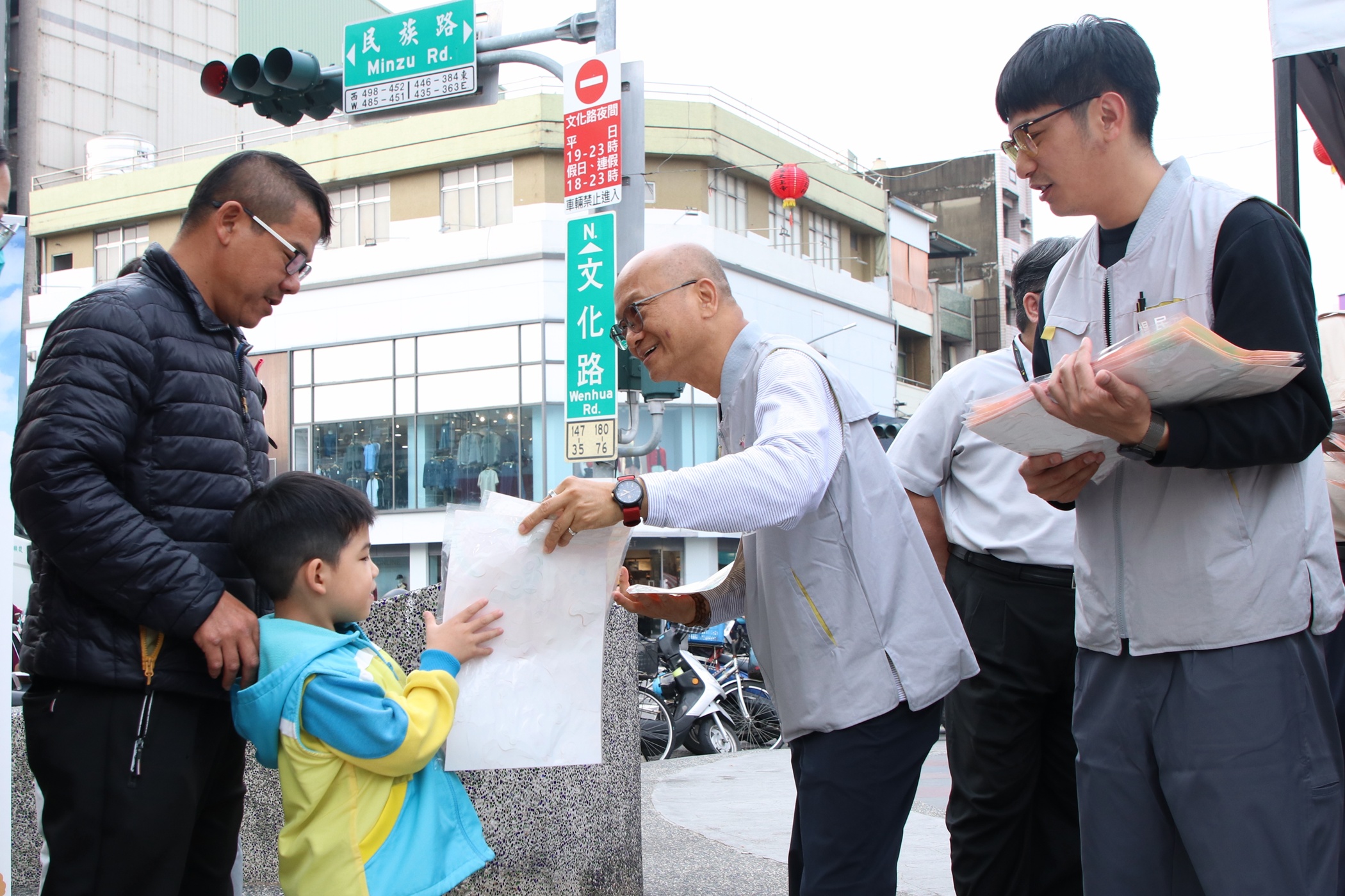 0_嘉義市馬年小提燈「馬上熊賀」亮相 陳永豐副市長到場與市民同樂發放小提燈 (2).JPG
