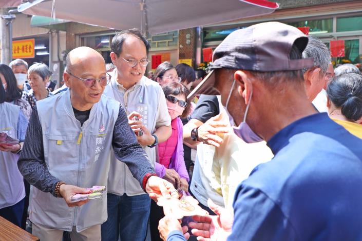 0_市府於玉皇宮發放小紅包 (2).JPG