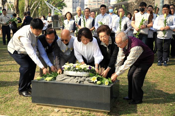 0_市長獻花 (1).JPG